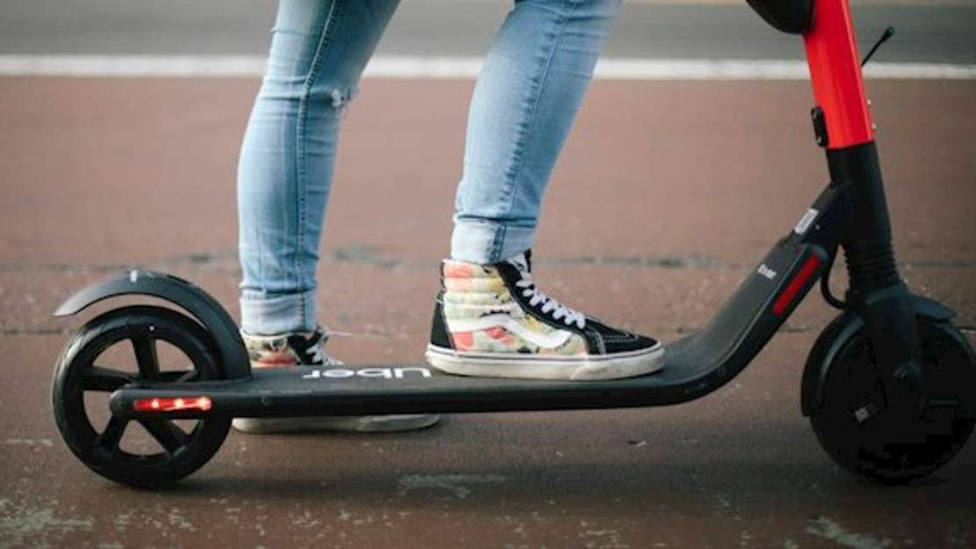 Conducir con tu patinete por la acera te puede costar 200 euros