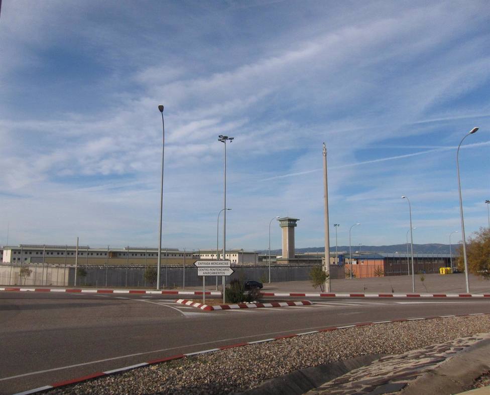 El brote de la prisión alcanza los 404 positivos y el de la base militar de Cerro Muriano 42