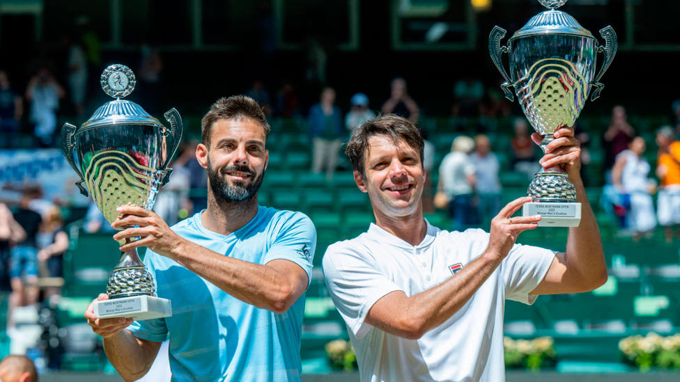 Marcel Granollers y Horacio Zeballos, con el trofeo de campeones del ATP 500 en Halle en dobles
