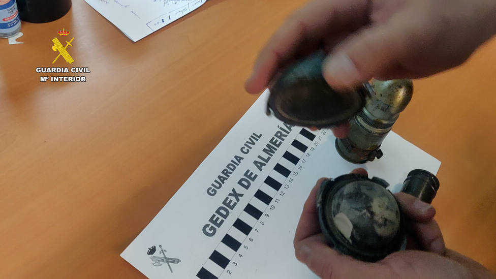 La Guardia Civil retira dos granadas de mano, un proyectil y otras armas y municiones en Fondón