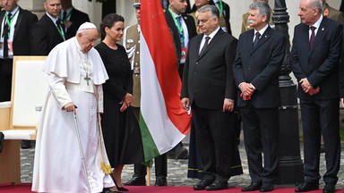 La firma del Papa Francisco en su llegada a Hungría: “Rezo para que Europa sea en nuestro tiempo casa de paz”