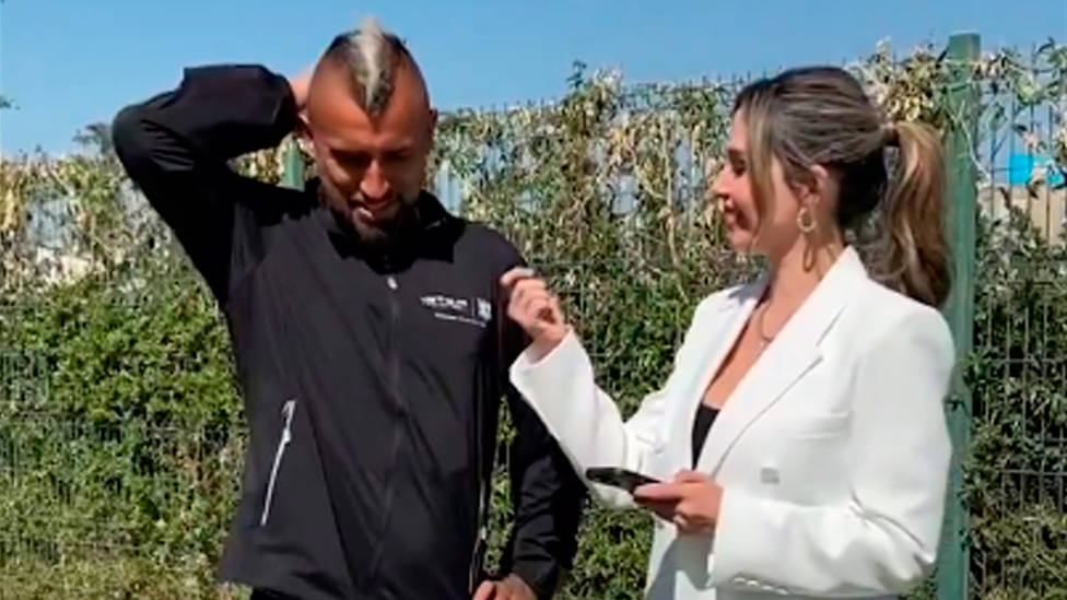 Arturo Vidal, junto a la periodista Constanza Solar, en una entrevista para TNT Sports