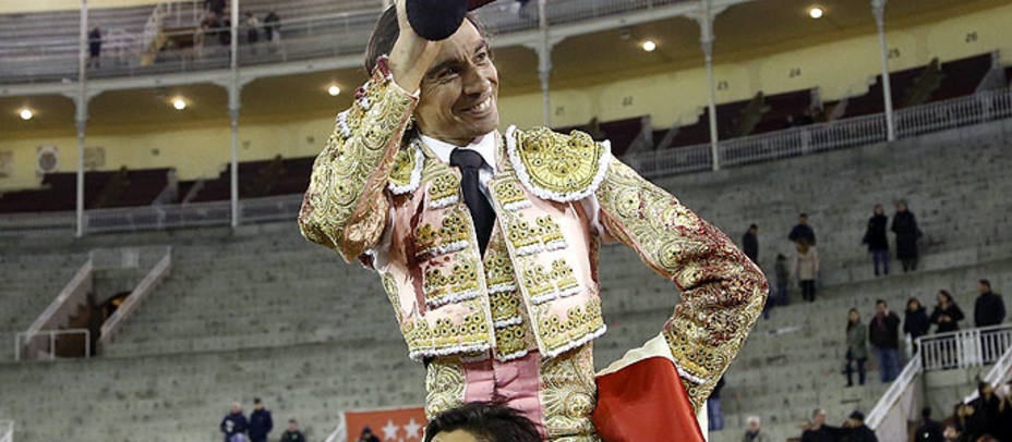 Curro Díaz en su salida a hombros a comienzos de temporada de la plaza de toros de Las Ventas. ARCHIVO