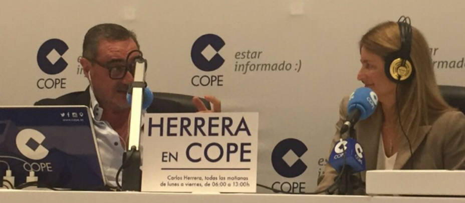Carlos Herrera y Laura Ros, directora Volkswagen España, durante la entrevista en Herrera en COPE.
