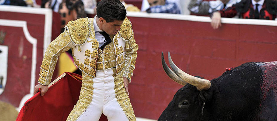 Desplante de Rubén Pinar durante su actuación este sábado en la plaza de toros de Albacete. EFE