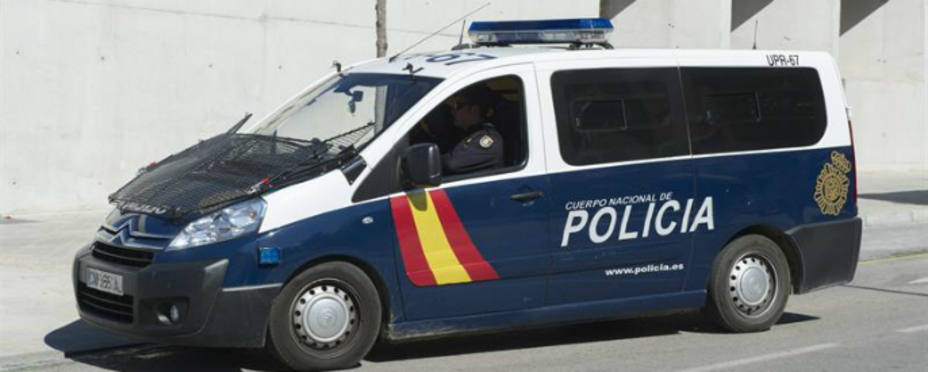 Un furgón de la Policía traslada a varios detenidos en Granada. EFE