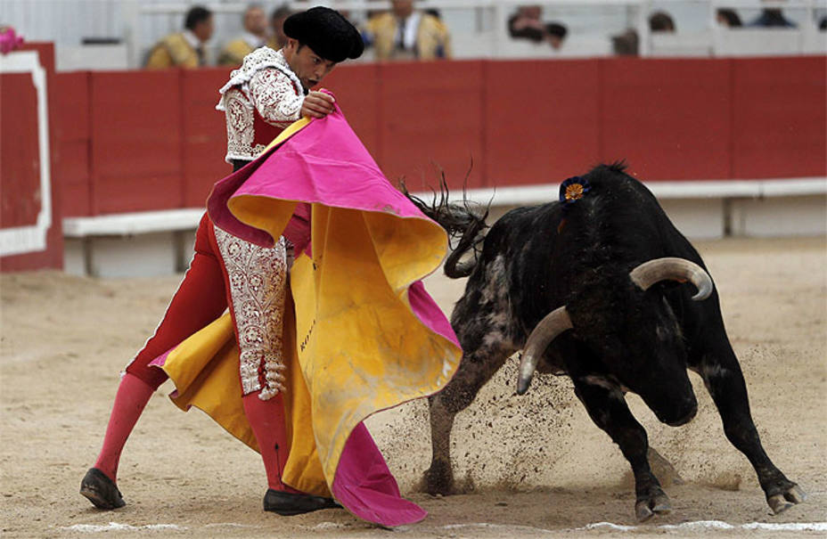 Román Pérez saludando de capote a uno de sus toros este viernes en la plaza de Arles. EFE