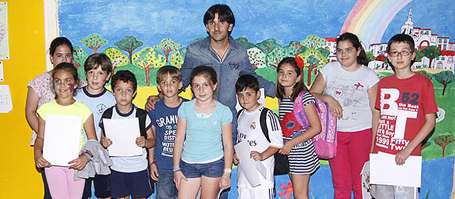 Ventura junto a los alumnos de La Puebla que han participado en el concurso. TOROMEDIA