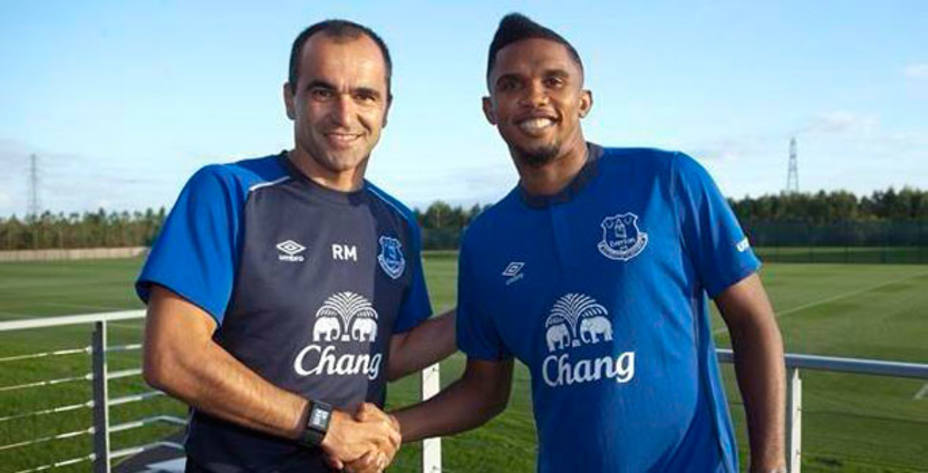 Eto?o posa como nuevo jugador del Everton con su entrenador, Roberto Martínez. (Foto: evertonfc.com)