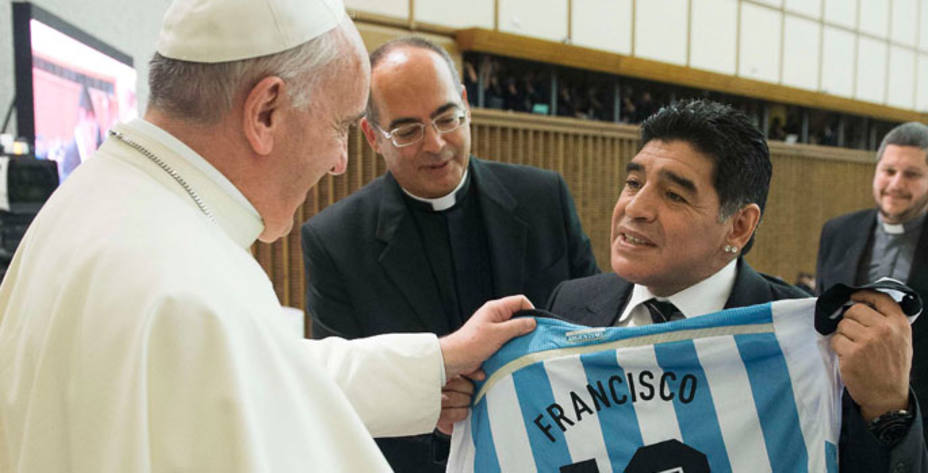 Maradona le entrega una camiseta de Argentina al papa Francisco (Reuters)