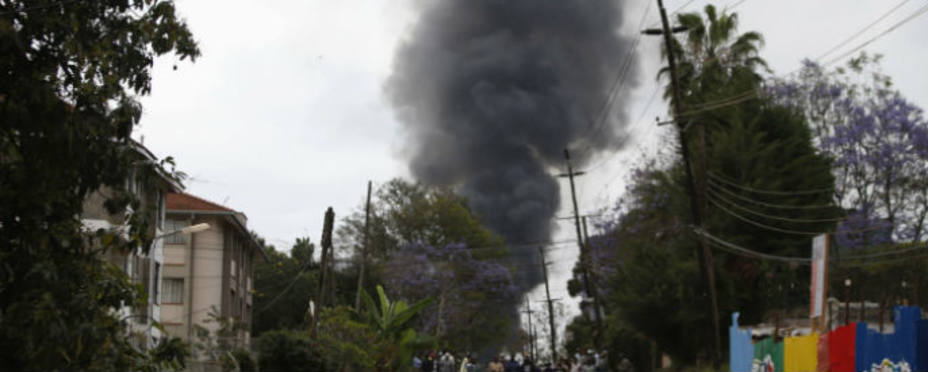 Esta columna de humo se ve desde cualquier punto de Nairobi, donde sigue reinando la confusión. REUTERS