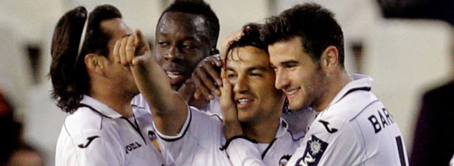 Tino Costa, abrazado por sus compañeros tras el 1-0 (EFE)