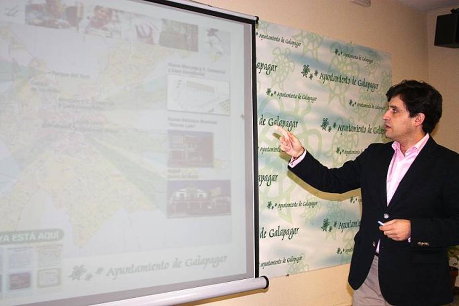 El alcalde, Daniel Pérez, explica el proyecto de remodelación del casco urbano