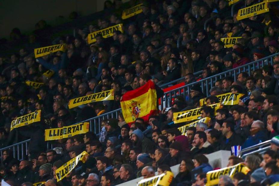 La bandera española en el Camp Nou que se les coló a los independentistas