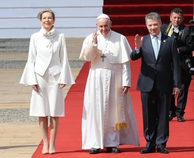 El presidente de Colombia recibe con todos los honores al papa Francisco