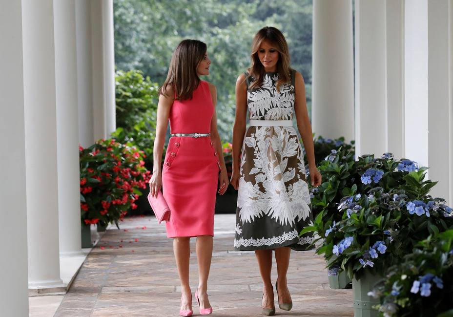 A la llegada a la Casa Blanca, doña Letizia estrechó la mano del presidente y besó a Melania Trump