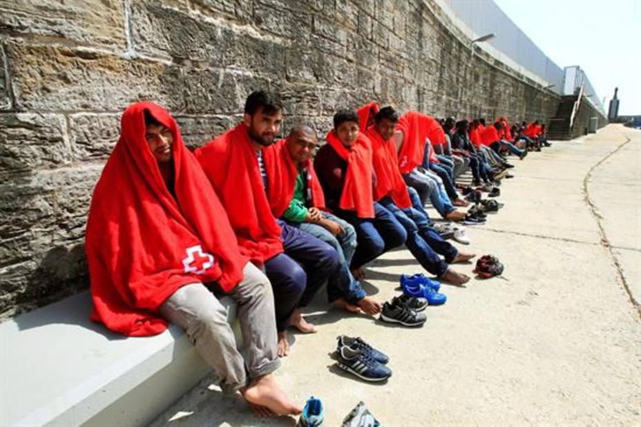 Algunos de los 47 inmigrantes rescatados hoy por Salvamento Marítimo a bordo de dos pateras en el Estrecho esperan en el puerto de Tarifa
