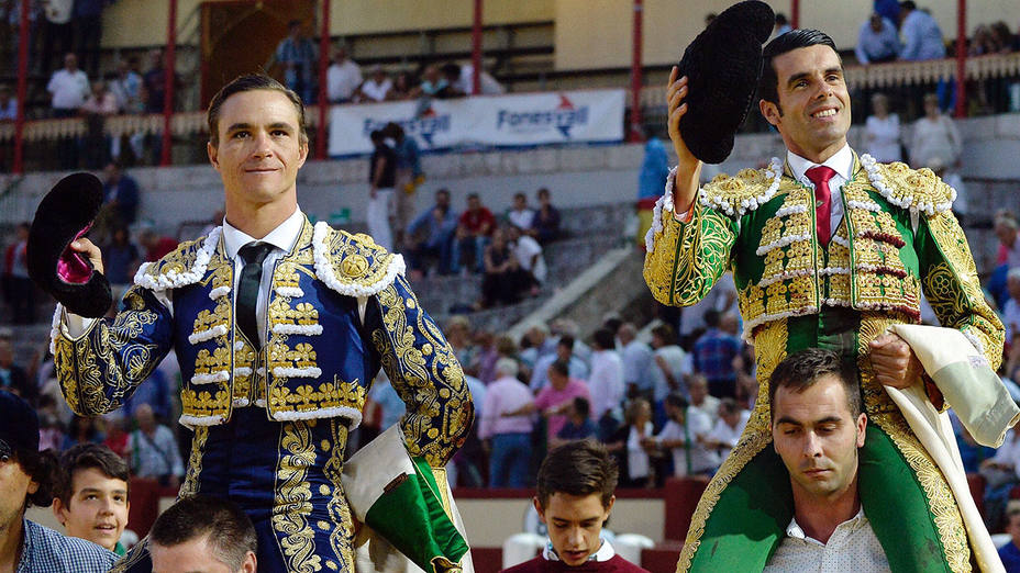 Juan Bautista y Emilio de Justo en su salida a hombros este miércoles en Valladolid