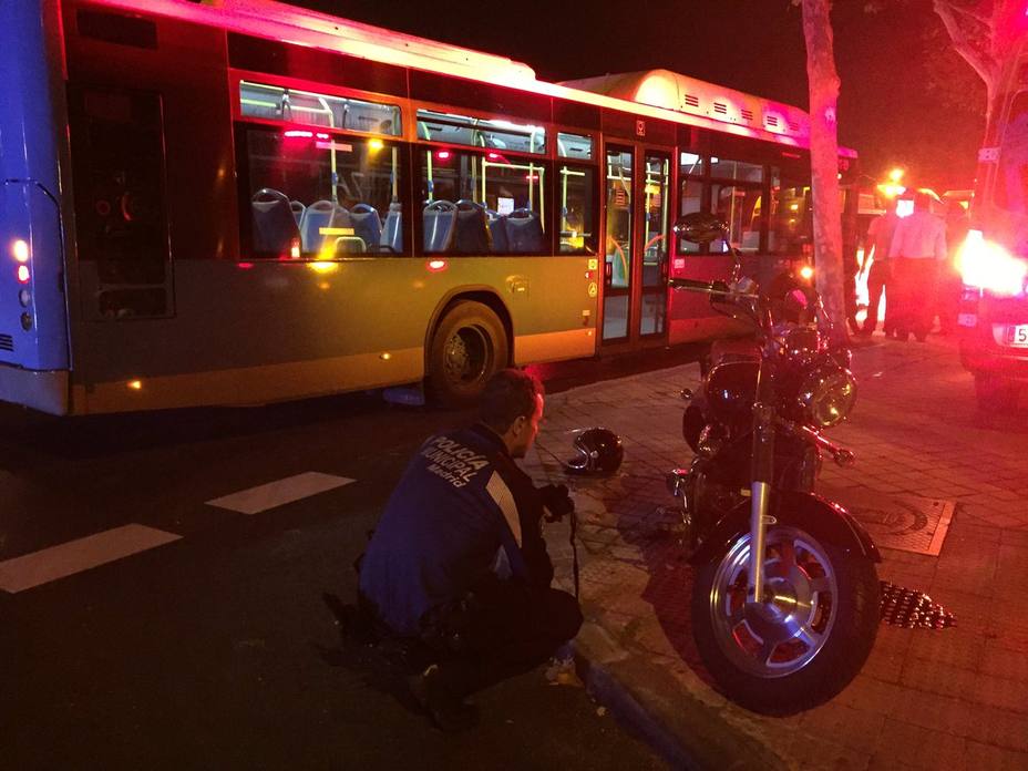 Muere un motorista en Madrid tras quedar atrapado bajo las ruedas de un autobús