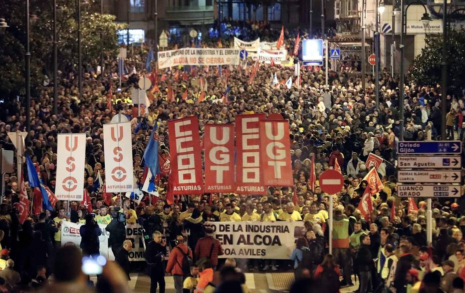 Miles de personas se manifiestan en Avilés contra el cierre de Alcoa