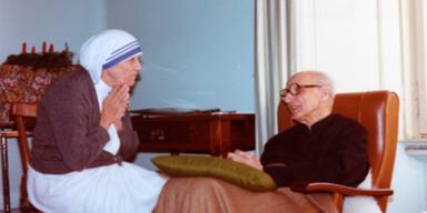 El Padre Pedro Arrupe conversa con Santa Teresa de Calcuta