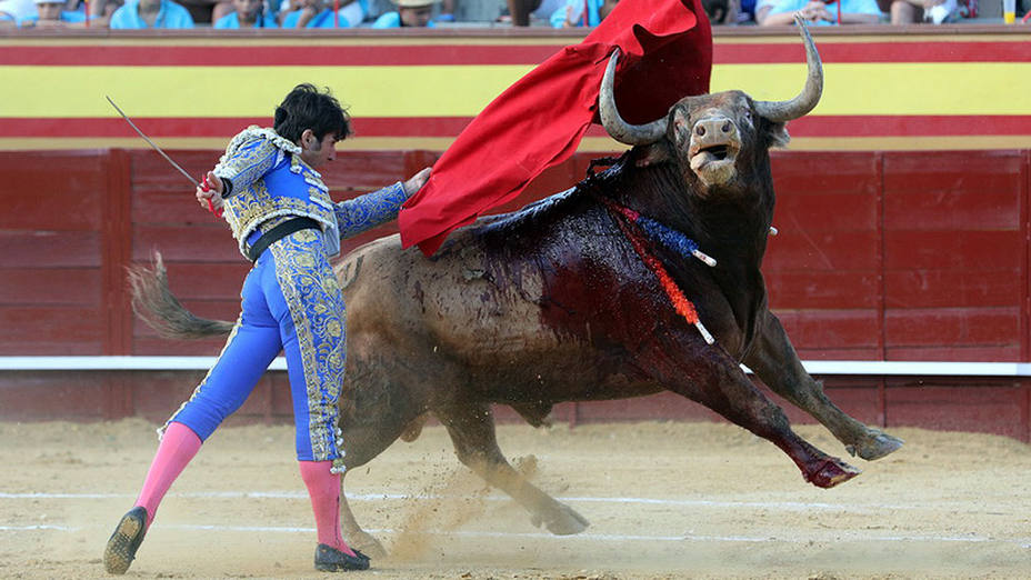 Alberto Lamelas ante un toro del Conde de la Maza en Cenicientos