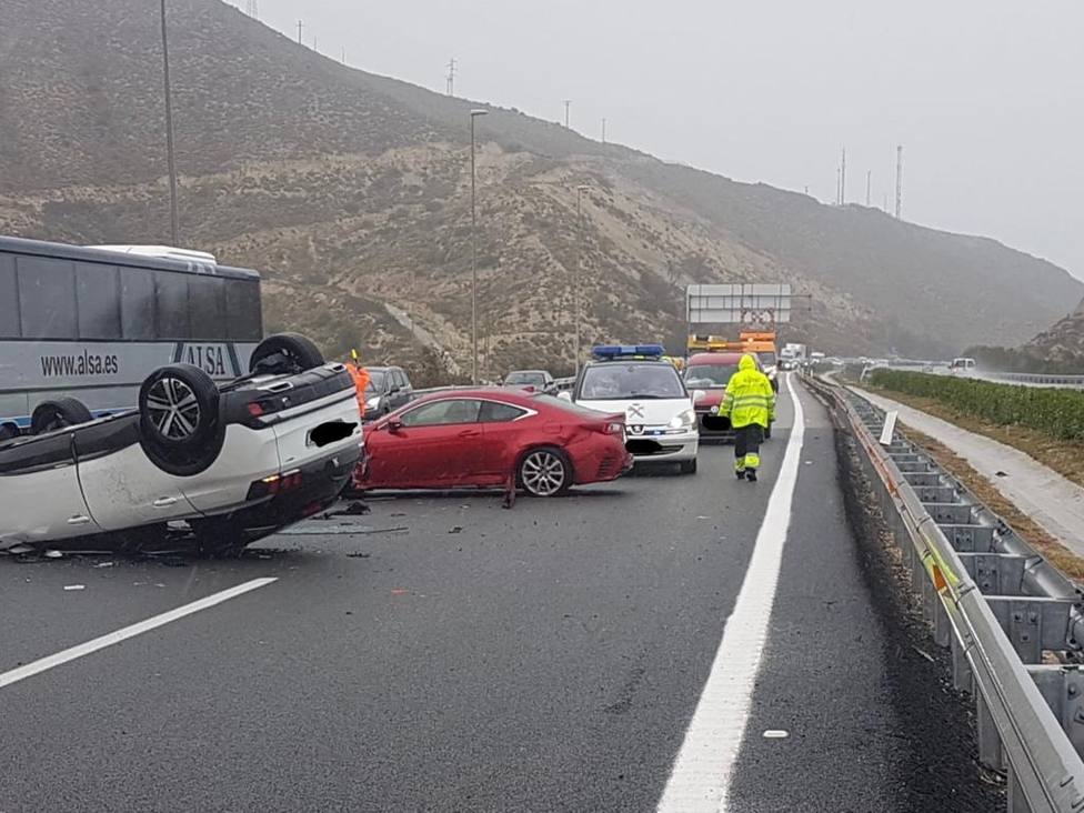 El temporal de Alicante provoca accidentes de vehículos en Orihuela, Novelda y San Vicente del Raspeig