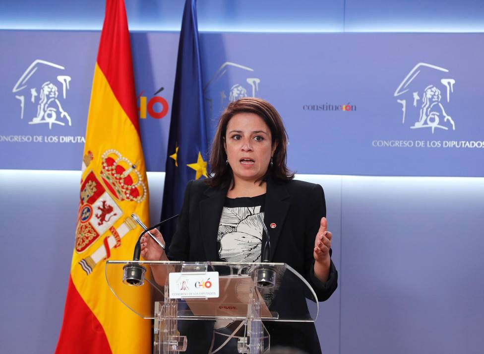 La portavoz parlamentaria del PSOE, Adriana Lastra, durante su comparecencia