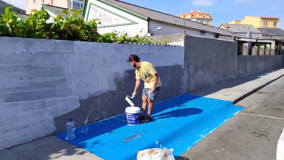 Inicio del pintado del mural en Cariño - FOTO: Concello de Cariño