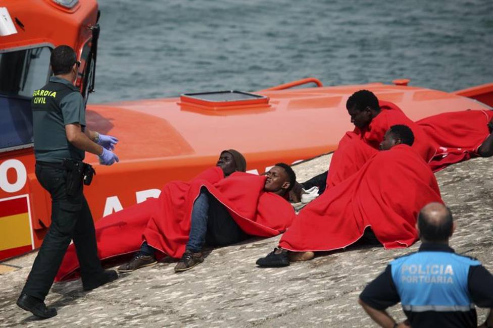 Rescatan una balsa con seis inmigrantes en aguas del Estrecho de Gibraltar