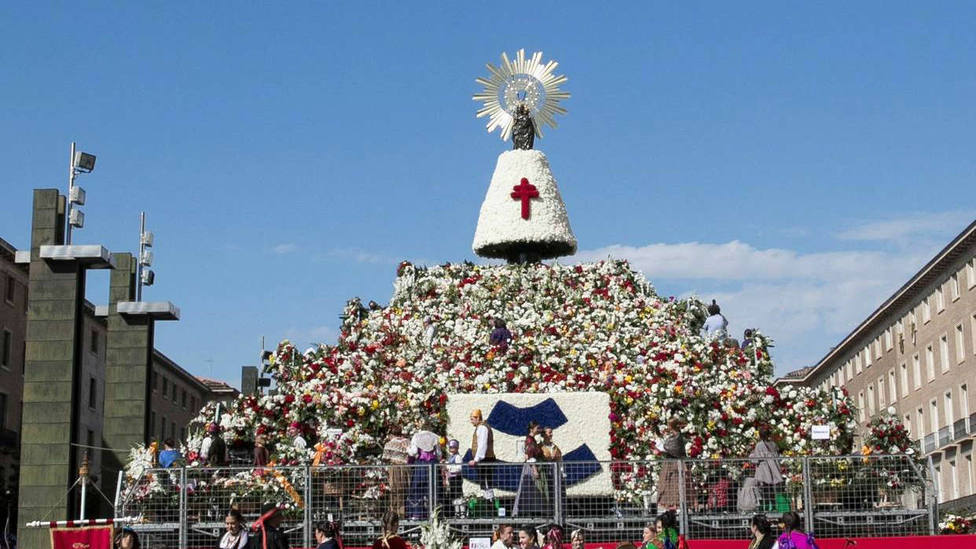 Miles de personas arropan con flores a la Virgen del Pilar
