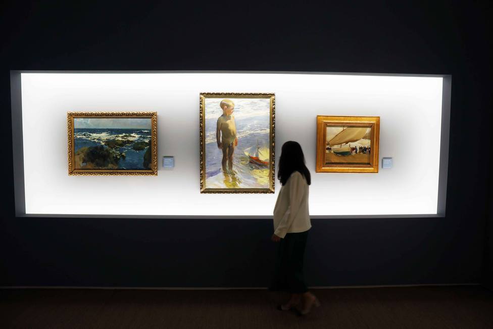 Los visitantes pueden acceder a la exhibición del XIII Certamen Fundación Unicaja de Artes Plásticas.