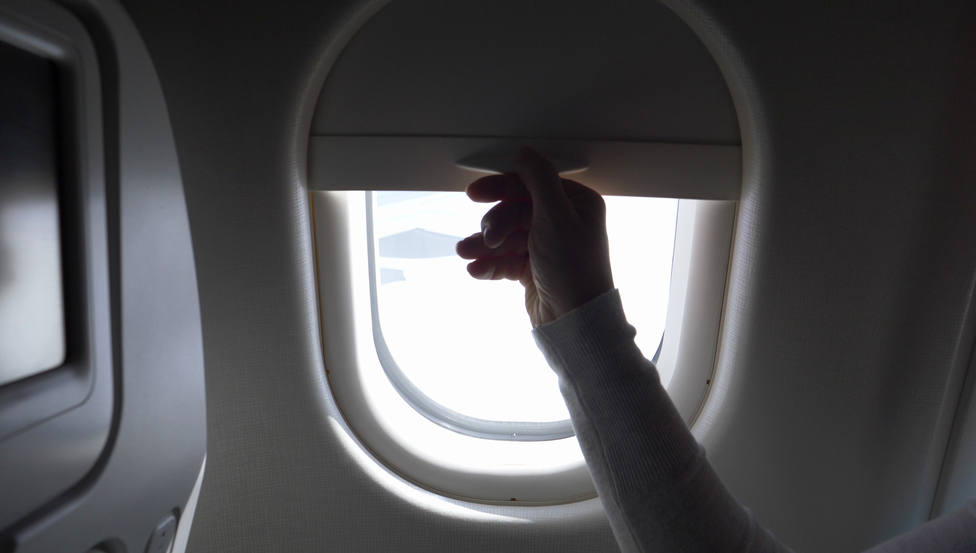 ¿Por qué se baja la luz cuando vamos a despegar o aterrizar en un avión?