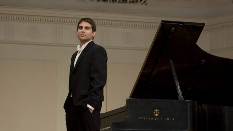 El pianista cartagenero, Gabriel Escudero, solista en El Batel del III Concierto Sinfónico de la OSRM