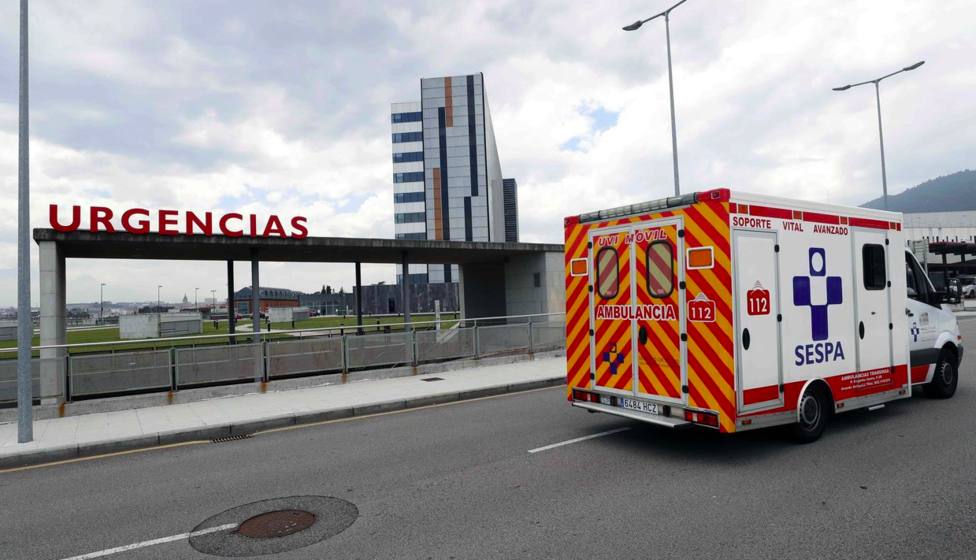 Coronavirus: una ambulancia del SESPA pasa por delante del área de Urgencias del HUCA Asturias