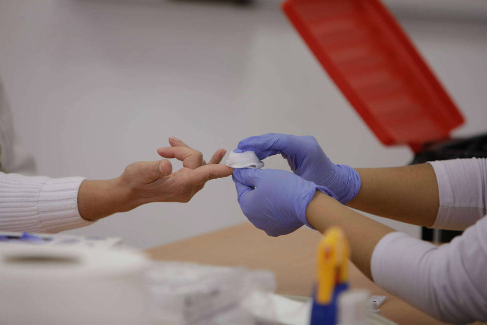 Personal sanitario saca sangre para una prueba de coronavirus.