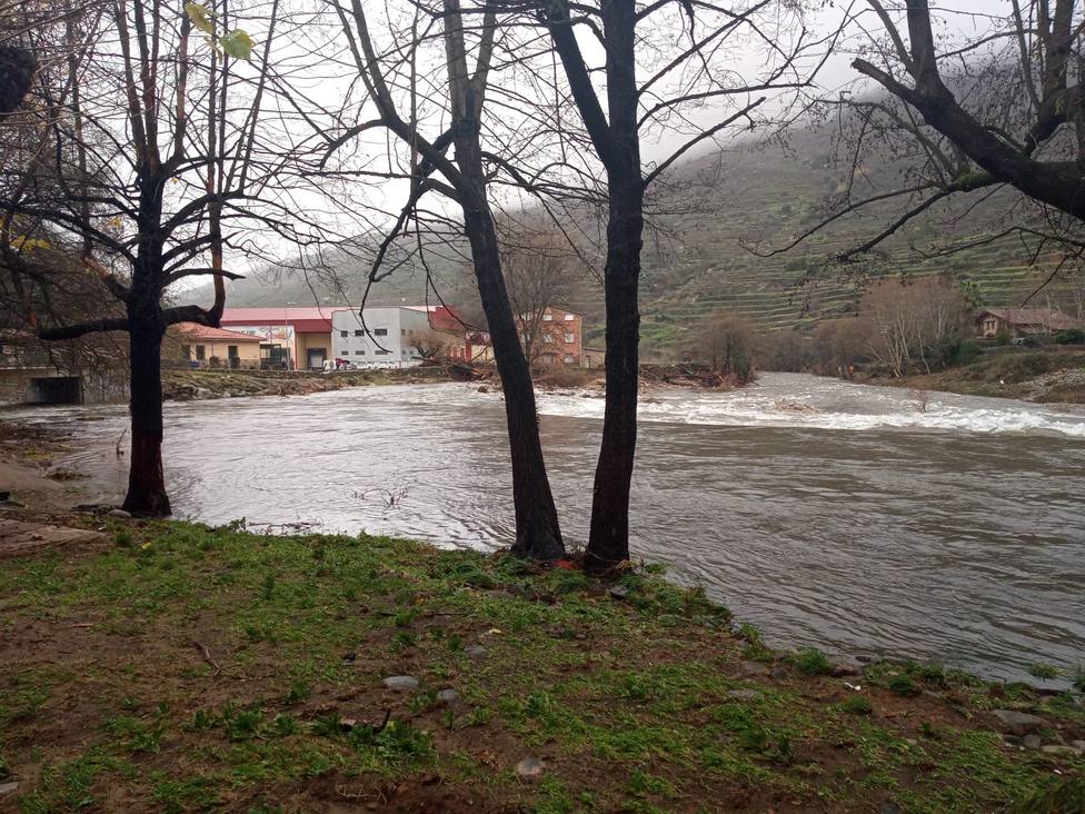 Inundaciones y crecida del río en Navaconcejo (Cáceres). Foto de archivo