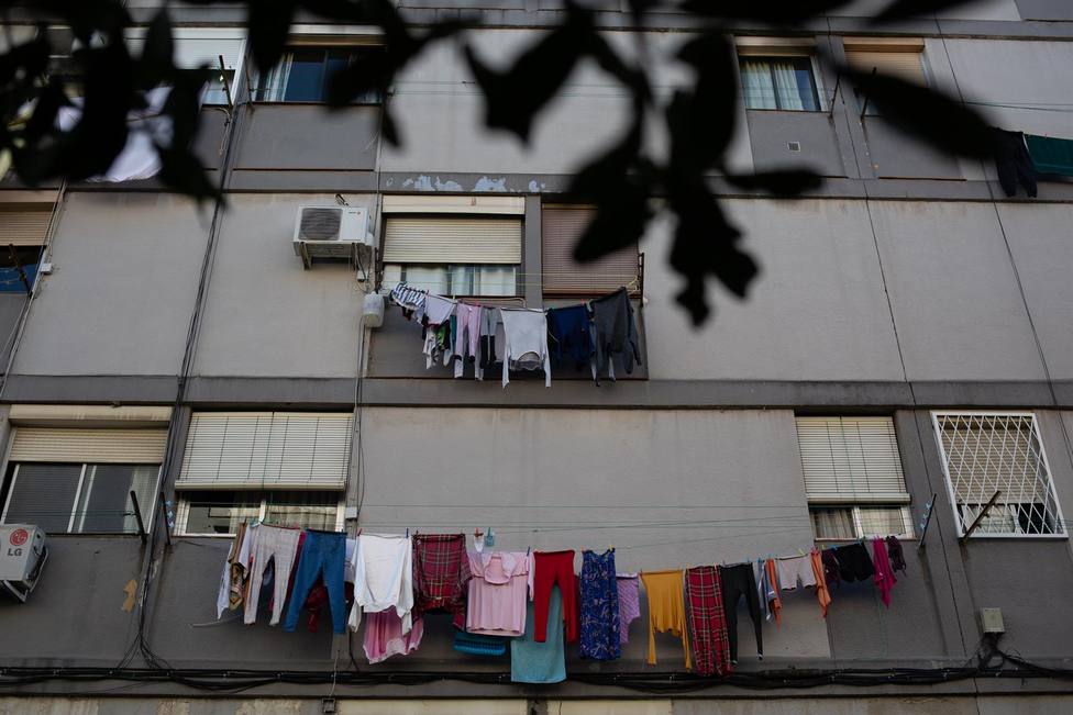 Tendederos con ropa colgada en un edificio del barrio de Ciutat Meridiana, Barcelona