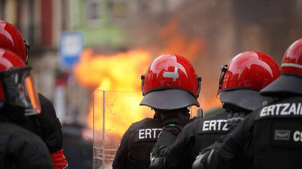 Ataques a la Ertzaintza, contenedores quemados y un fotógrafo herido en la marcha a favor de Hasél en Bilbao