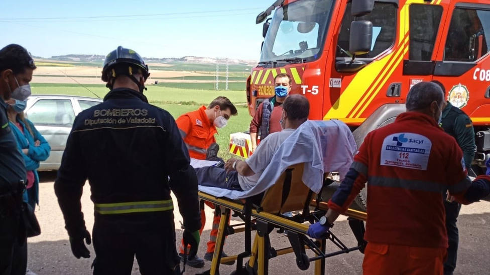 Rescatado tras engancharse con un clavo y quedar suspendido a una altura de 3 metros en Villalar (Valladolid)