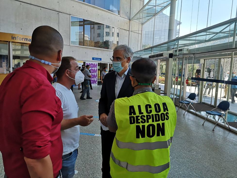 Conde habla con el comité de empresa de Alcoa en Lugo