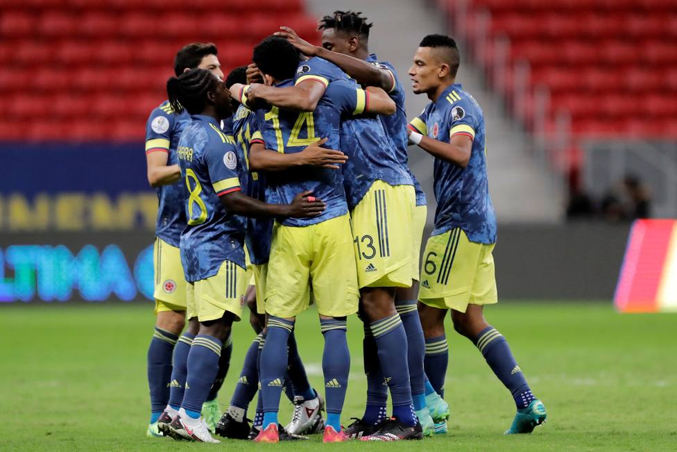 La selección colombiana celebrando la victoria frente a Perú.