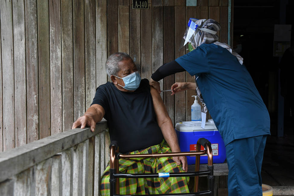 Los funcionarios de Malasia podrían ser despedidos si no se vacunan contra la covid-19