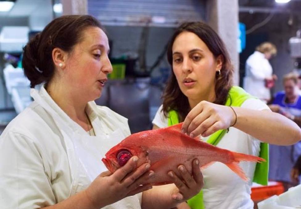 La cocinera Beatriz Sotelo a la derecha de la imagen