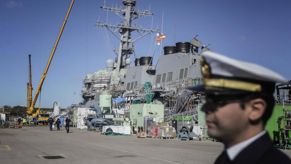 Un moderno buque destructor estadounidense se asienta en la Base Naval de Rota