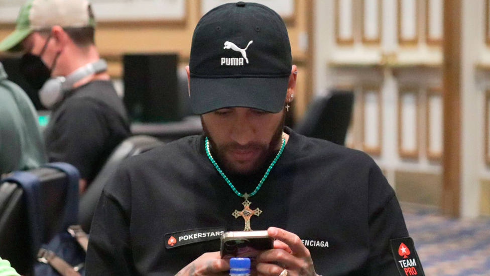 Neymar se distrae jugando al póker. CORDONPRESS