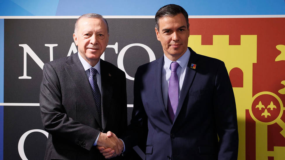 El presidente de Turquía agradece a España su ayuda militar en tiempos críticos