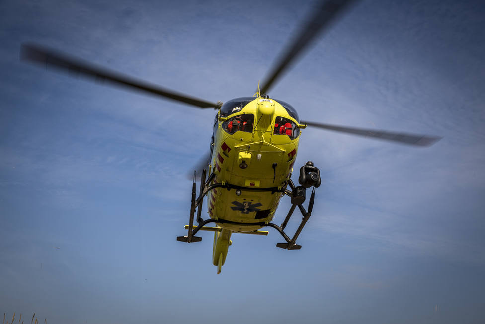 El helicóptero de Urxencias Sanitarias de Galicia-061 en el lugar del incidente - FOTO: Helico de Santiago