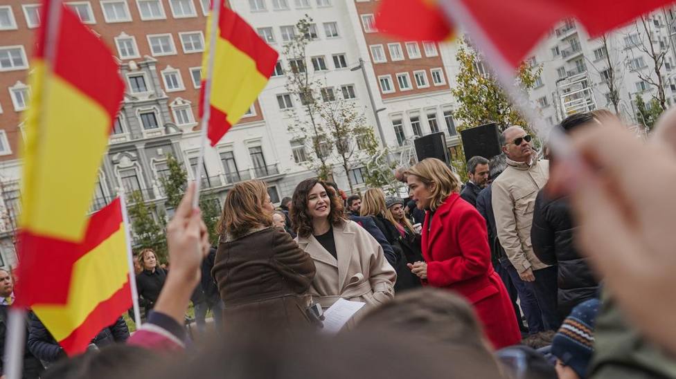 Díaz Ayuso asiste al izado de la Bandera Nacional en homenaje a la Constitución Española
