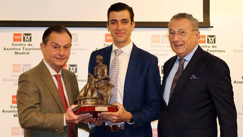 Ángel Téllez recogiendo el trofeo de manos de Jesús Fernández y Georges Marcillac
